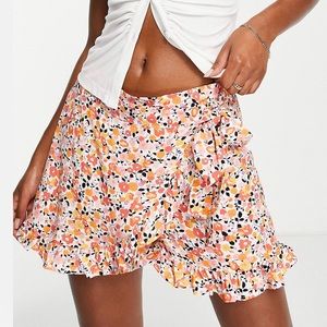 JDY side tie, frill detail, skort in orange/pink floral